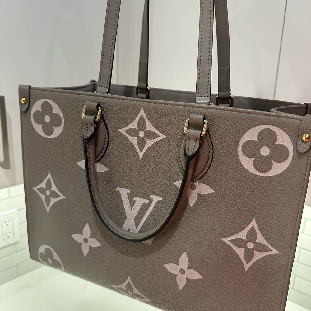 Authentic Monogram Louis Vuitton bag . Pre-owned. Interior material Microfiber